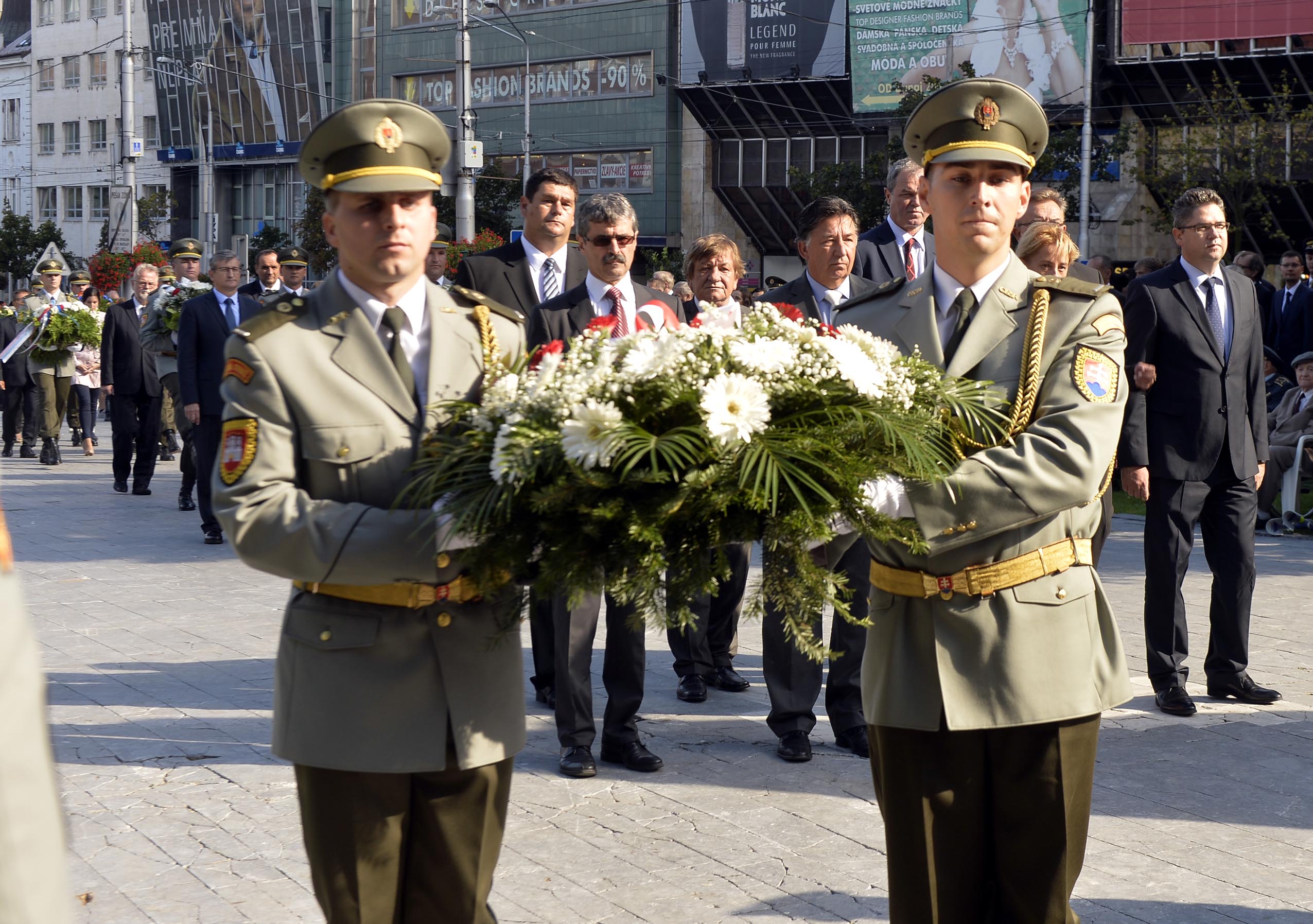 Výročie SNP - kladenie vencov pri Pamätníku SNP v centre Bratislavy